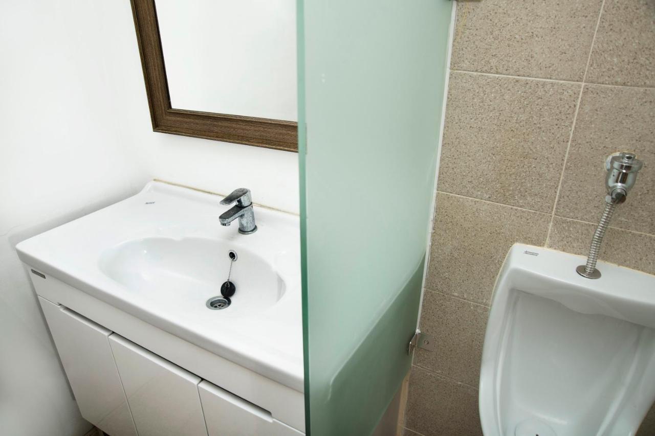 Auberge de jeunesse Tuju Arteri Pods à Jakarta Extérieur photo