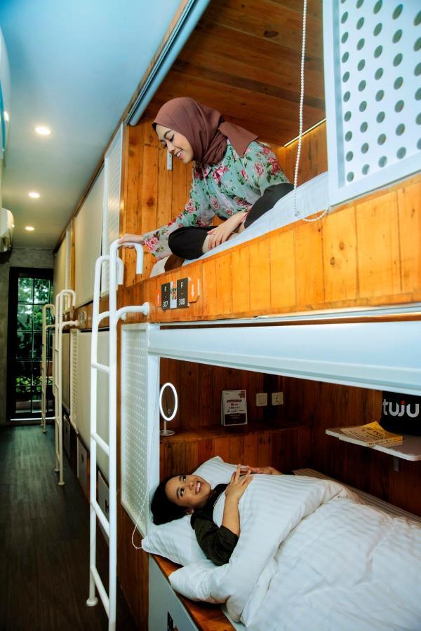 Auberge de jeunesse Tuju Arteri Pods à Jakarta Extérieur photo